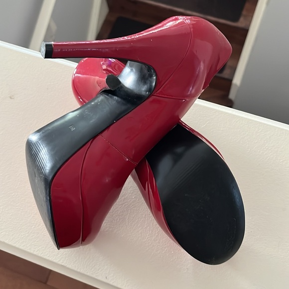 Lipstick red shoes for days that you need to stay seated at the office - Picture 4 of 6